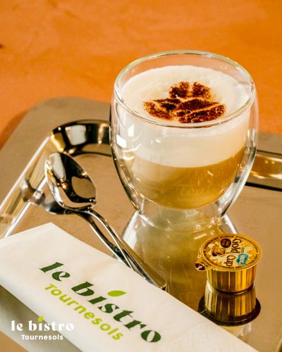 Faites une pause relaxante en savourant un cappuccino onctueux dans notre Bistro Tournesols.